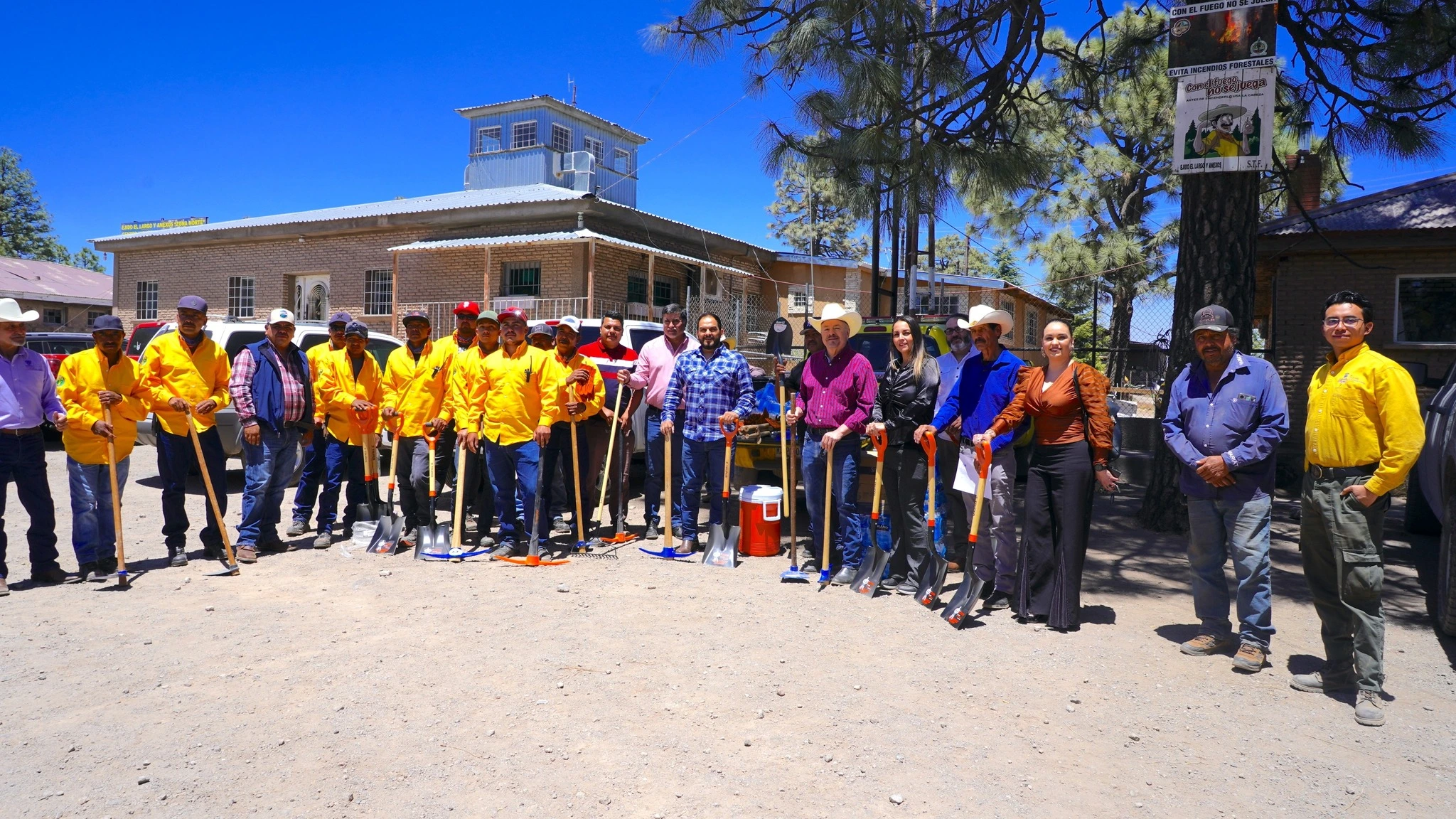Senador Mario Vázquez en una reunión legislativa