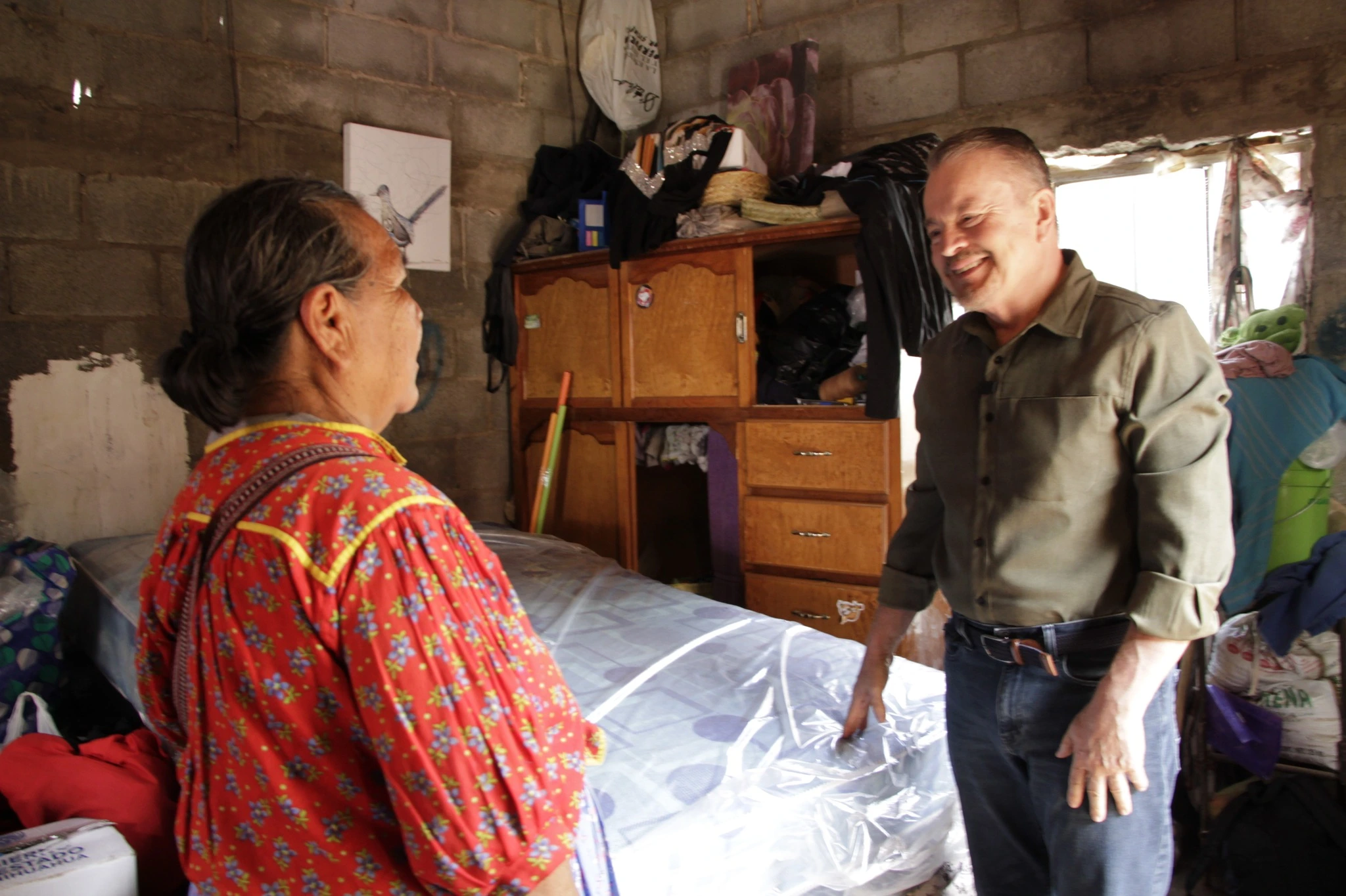 Senador Mario Vázquez interactuando con ciudadanos